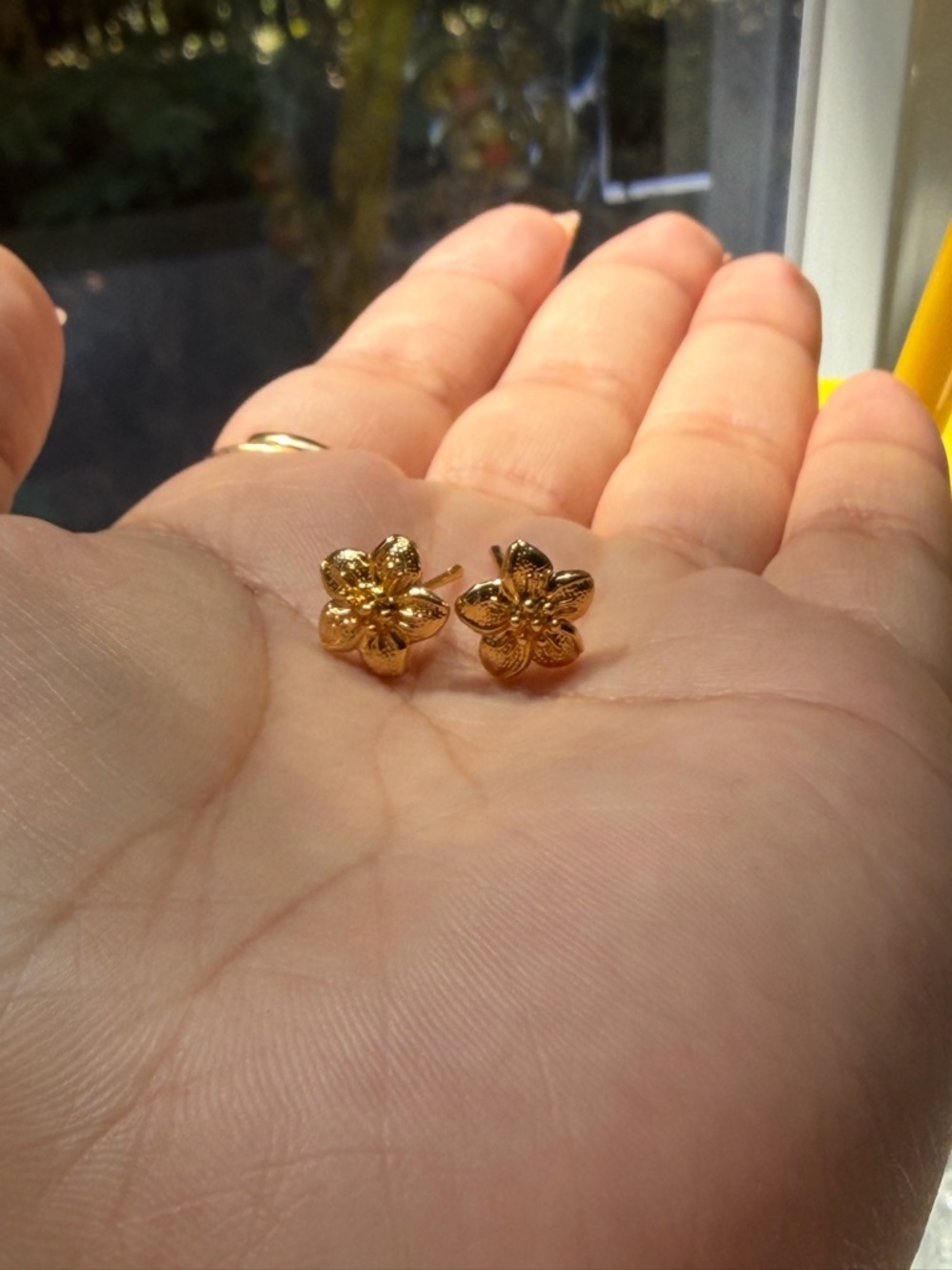 ✨ 24K Gold Flower Stud Earrings | Dainty Floral Jewelry | Everyday Cute Earrings - Picture 4 of 4